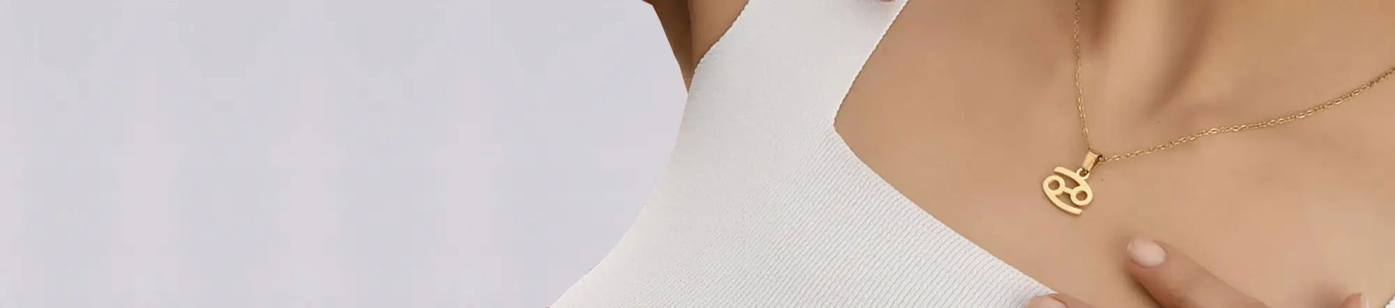 Goldfarbene Halskette mit einem kursiven ’Love’-Motiv.
