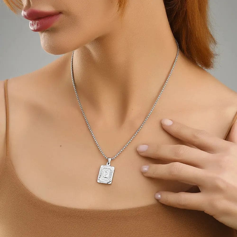 Lost Letter-Q Halskette Weiß