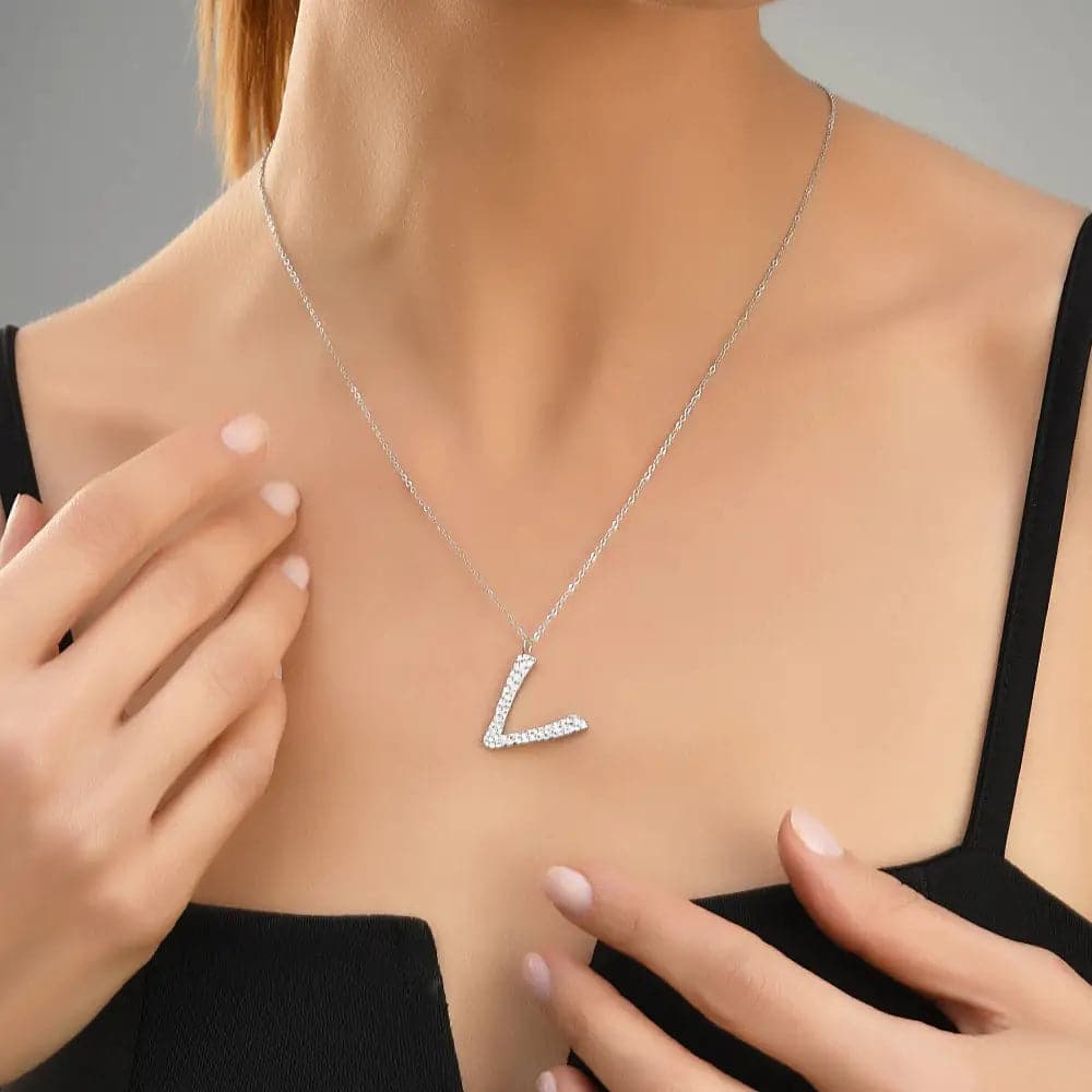 Ropi Letter-V Halskette Weiß